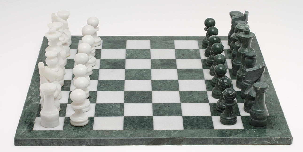 SCHACKSPEL, med 32 pjäser, grön och vit sten, 1900-tal.