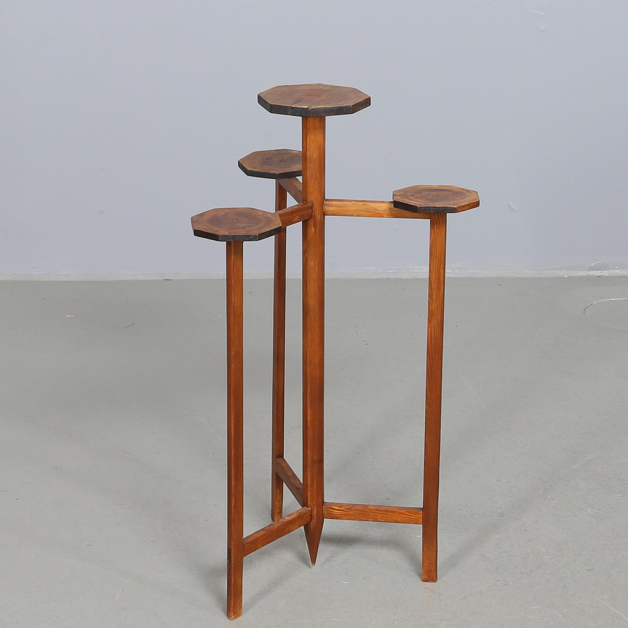 BLOMPIEDESTAL, trä, 1900-talets andra hälft.