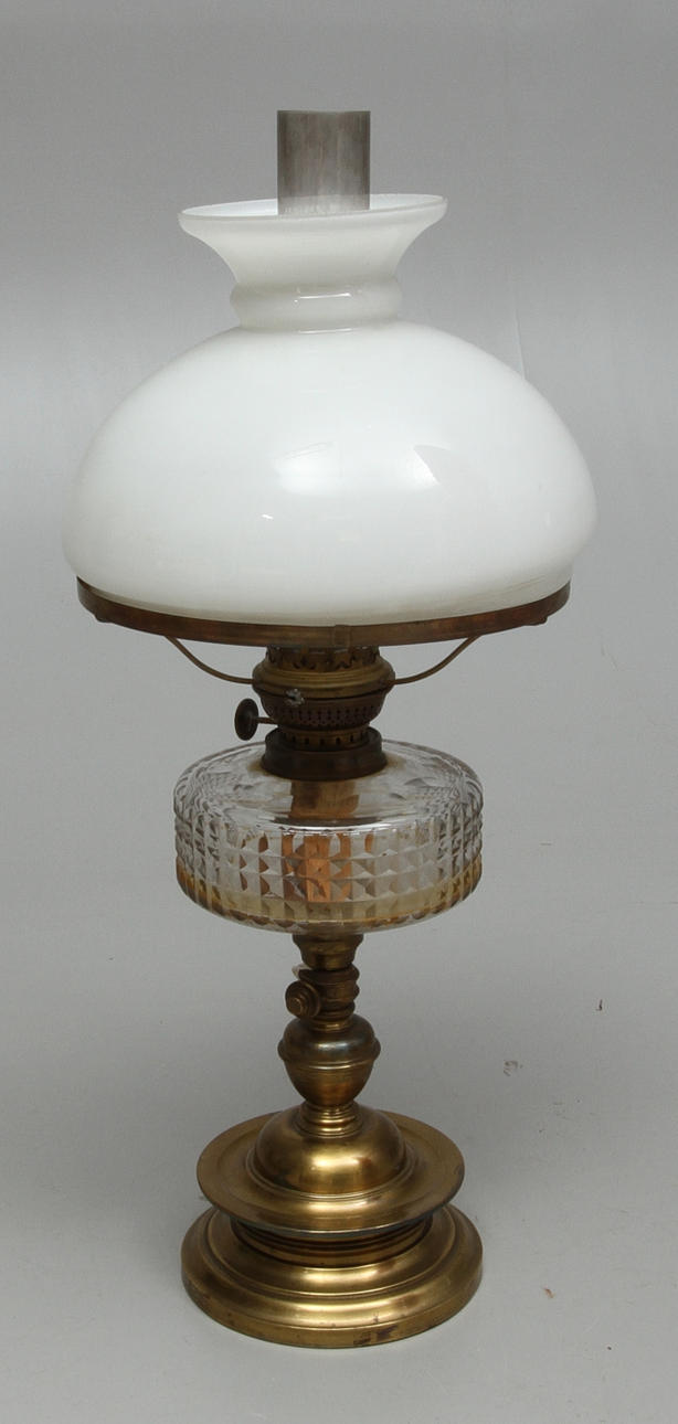 BORDSFOTOGENLAMPA, mässing, sekelskifte 18/1900.