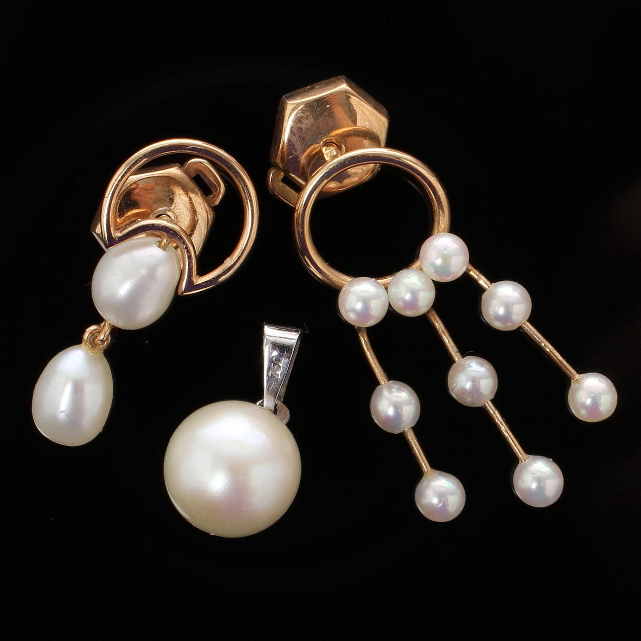 KRAGSMYCKEN 2 st samt HÄNGE, 18k guld med odlade pärlor. 1900-talets andra hälft.