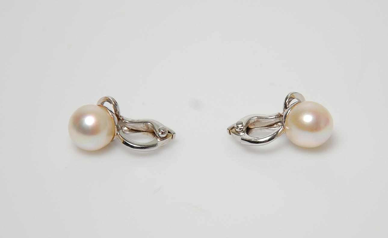 ÖRHÄNGE, 14 K, vitguld, med odlade pärlor.