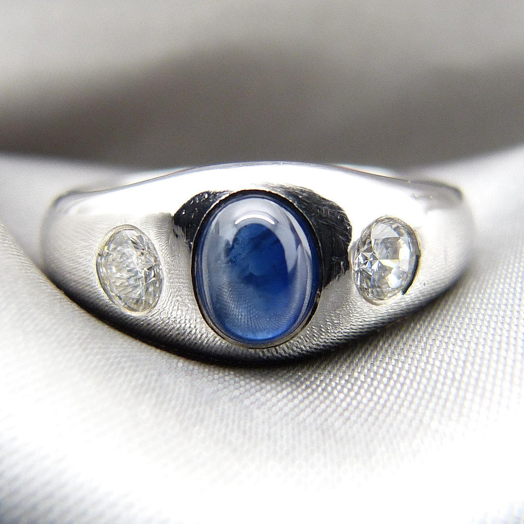 SAPPHIRE & DIAMOND GYPSY RING.