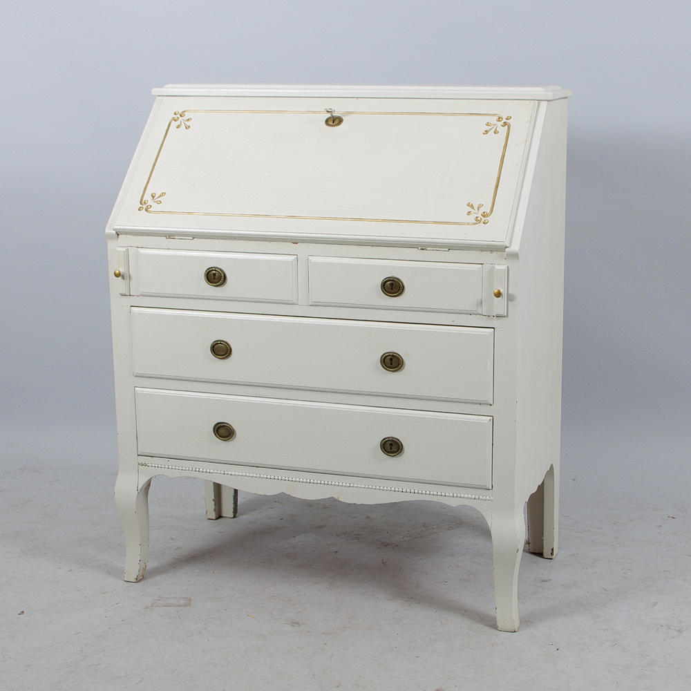 SNEDKLAFFSEKRETÄR, vitmålad med förgyllningar.