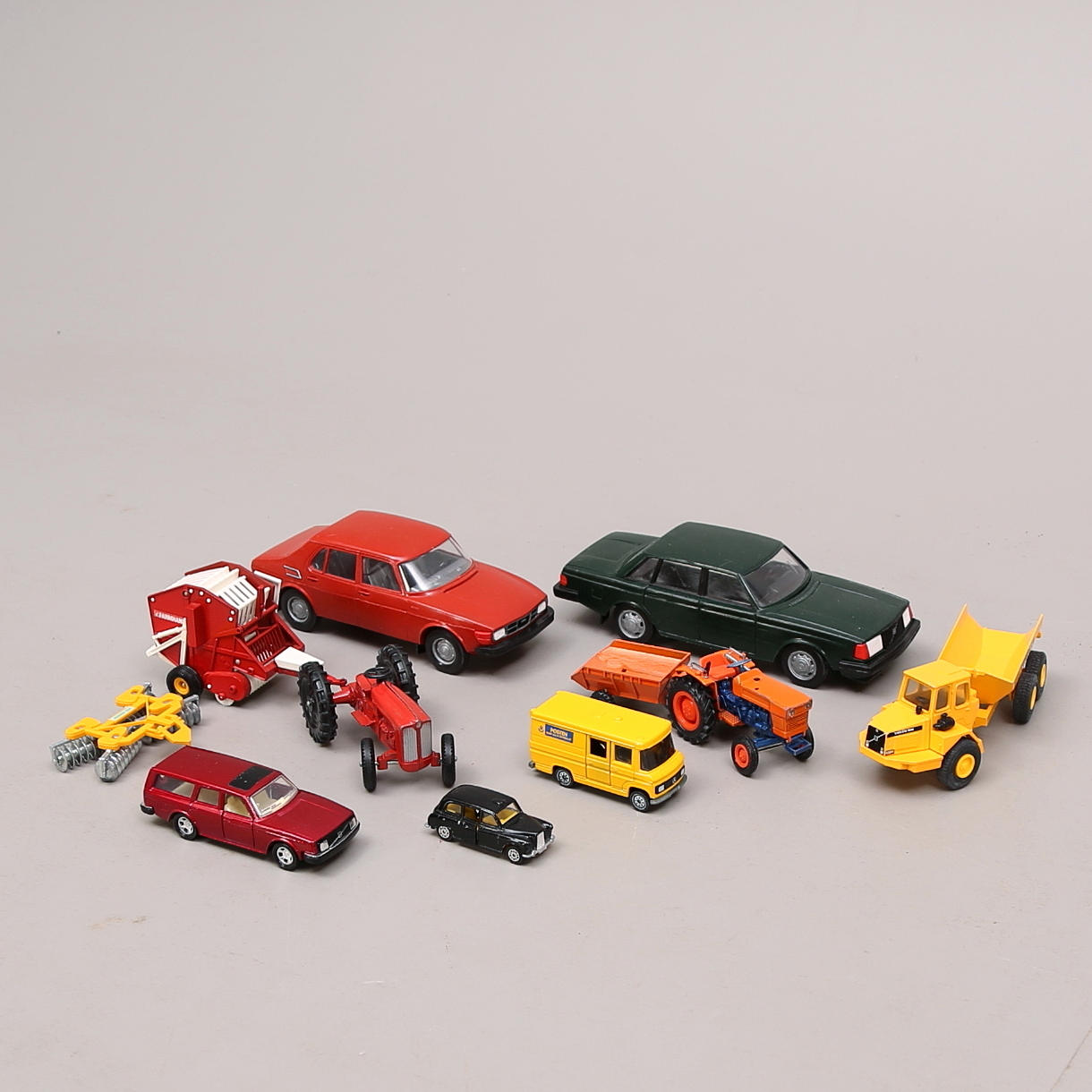 LEKSAKSBILAR och TRAKTORER, cirka 50 delar, 1900-talets andra hälft.