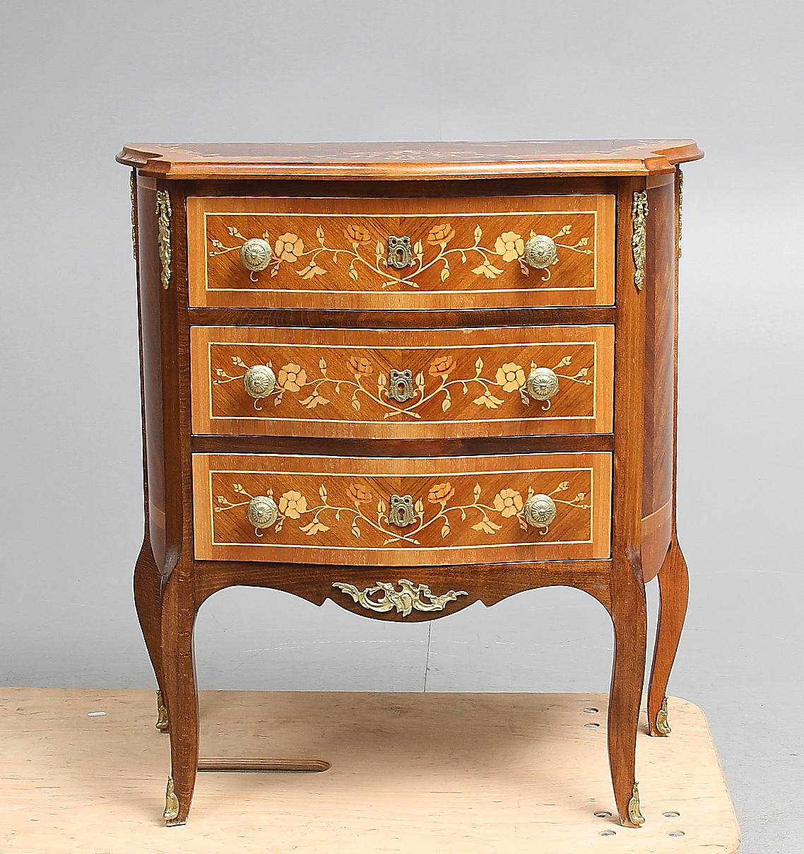 BYRÅ, rokokostil, 1900-talets andra hälft.