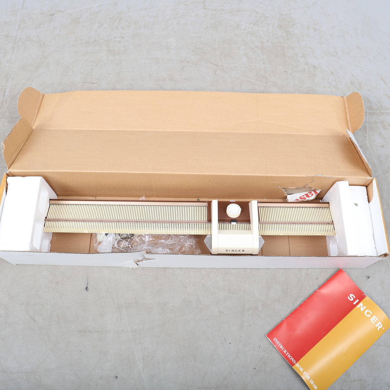 KNITTING MACHINE, SINGER SB100 Compact.