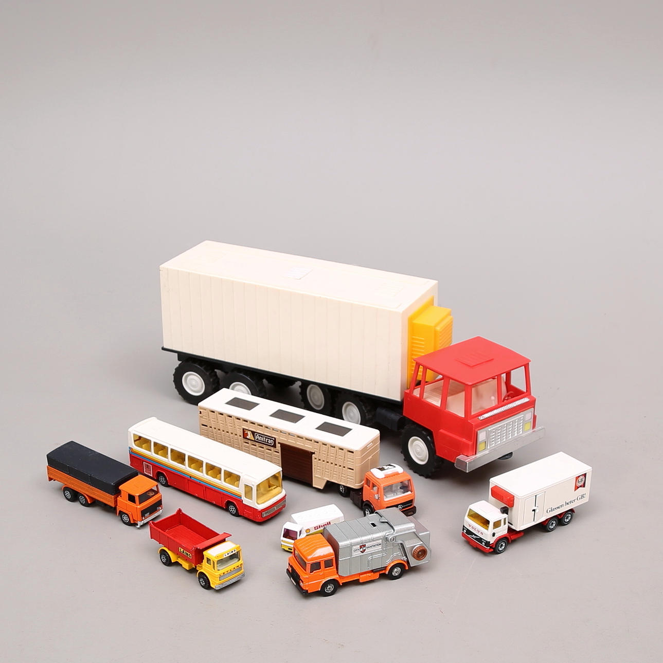 LEKSAKSBILAR, lastbilar, cirka 25 delar, 1900-talets andra hälft.