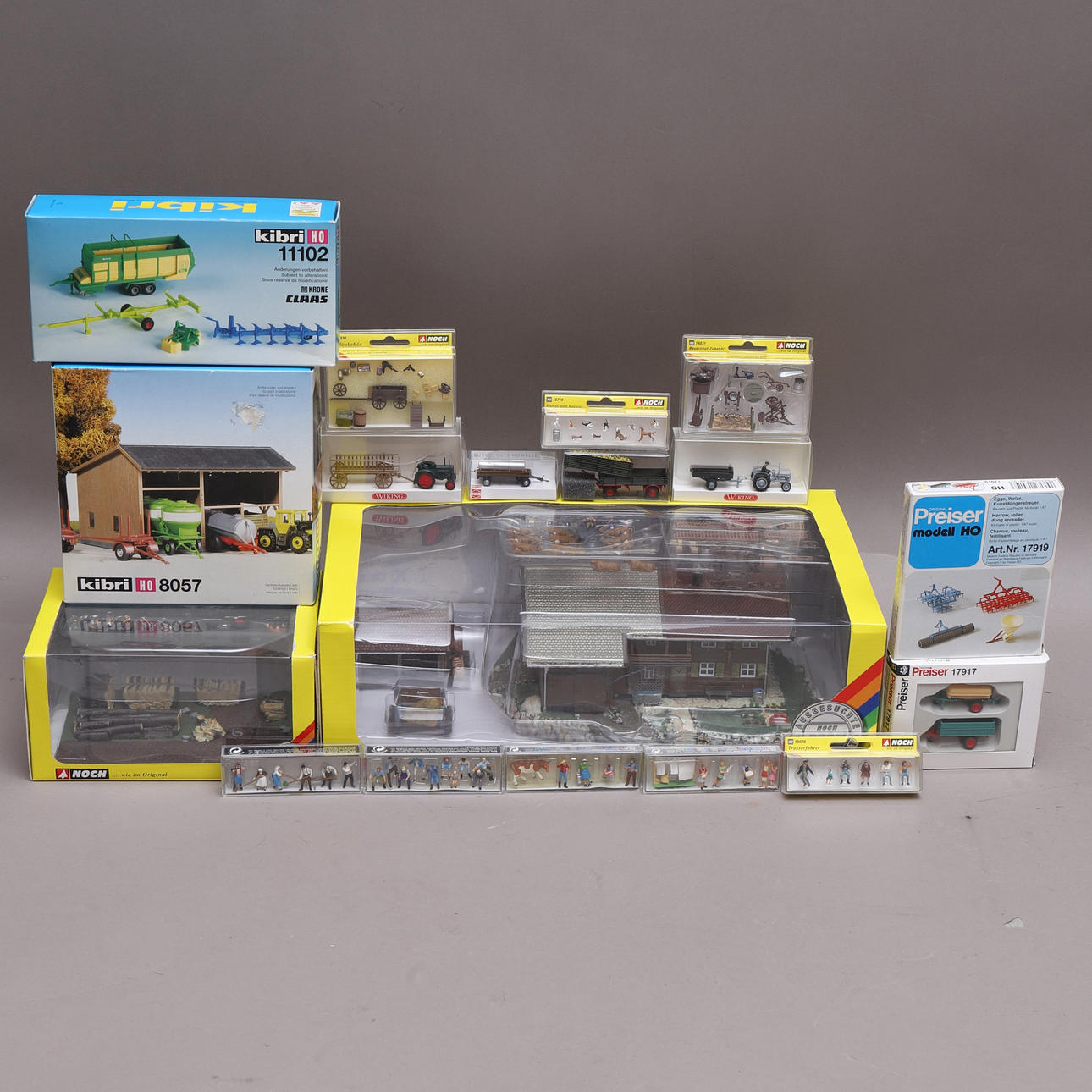 MODEL TRAIN ACCESSORIES, i.a. farmhouse, HO scale.