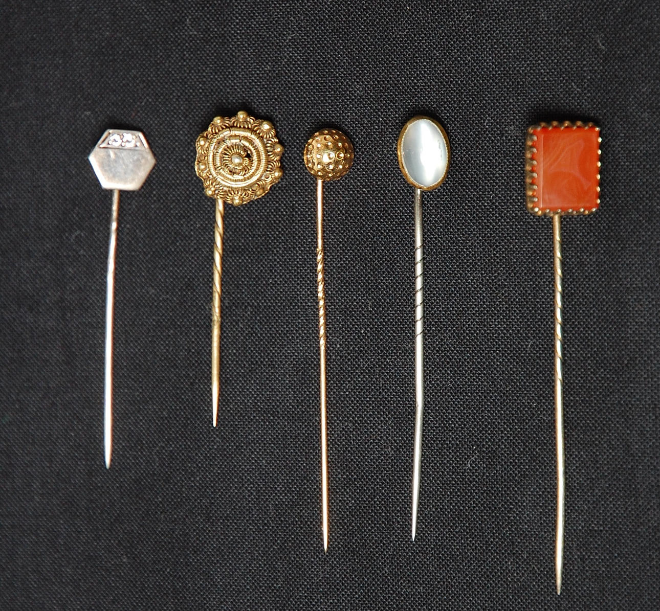 SLIPS/ SJALNÅLAR, 1 st 18 k, guld, 1 st silver med 2 st briljanter, 18-1900-tal.