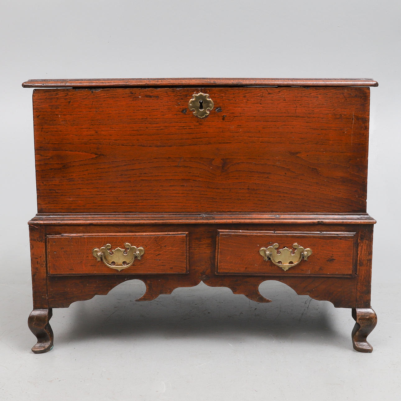 A WELSH OAK COFFER BACH, MID 18TH CENTURY.