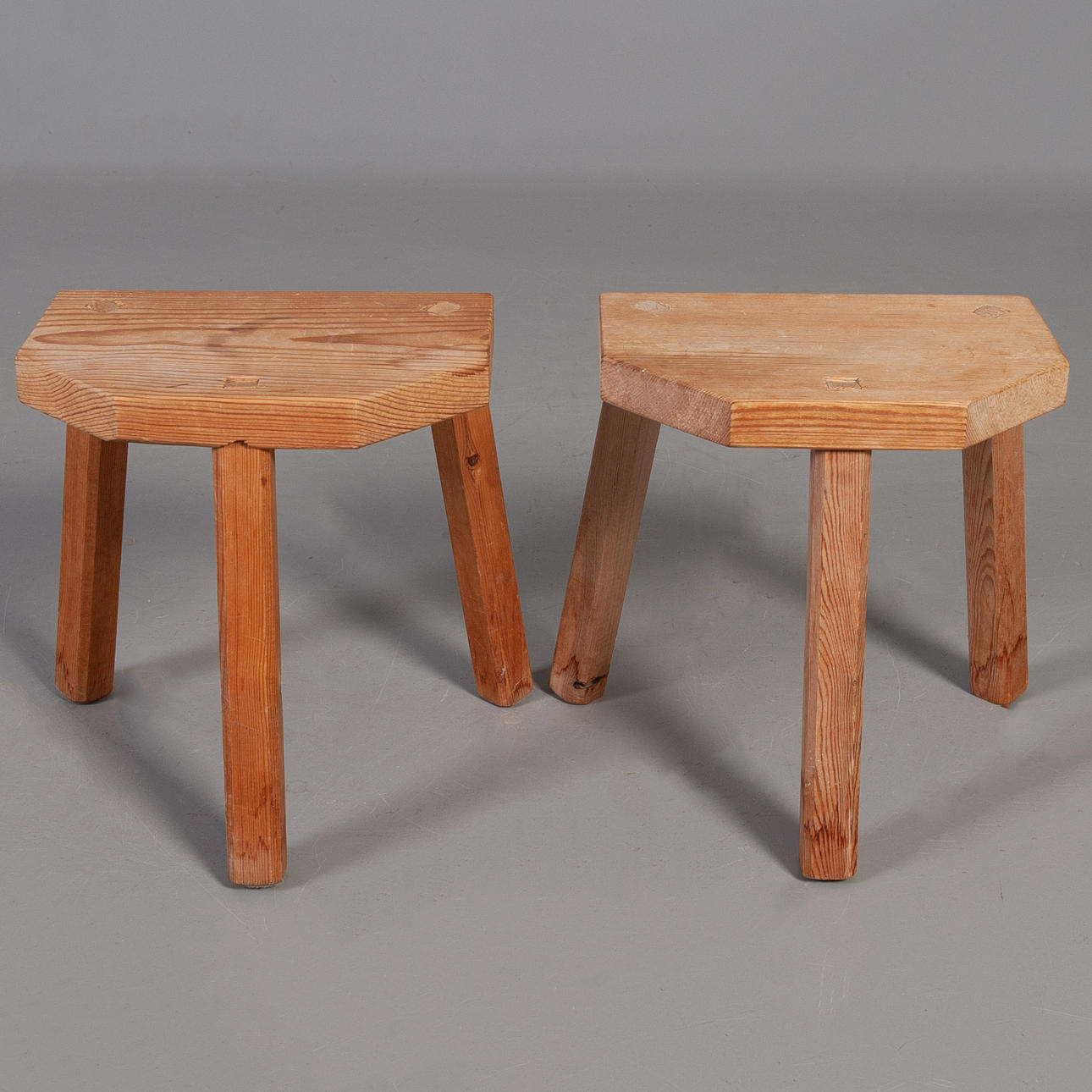 SCHEMEL. Ein Paar, Pelz.