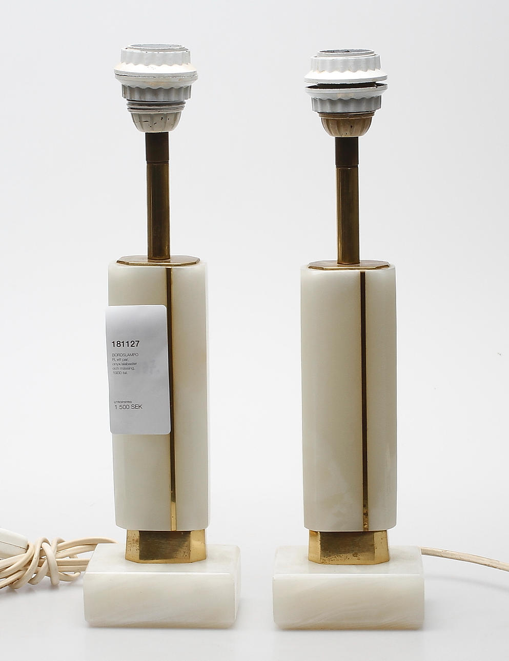 BORDSLAMPOR, ett par, onyx/alabaster och mässing, 1900-tal.