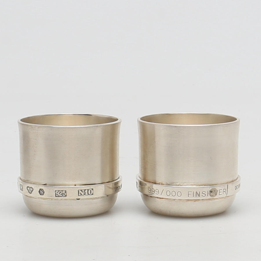 SUPKOPPAR i silver i original träask. Ett par. Elona. Signerade Elon Arenhill.