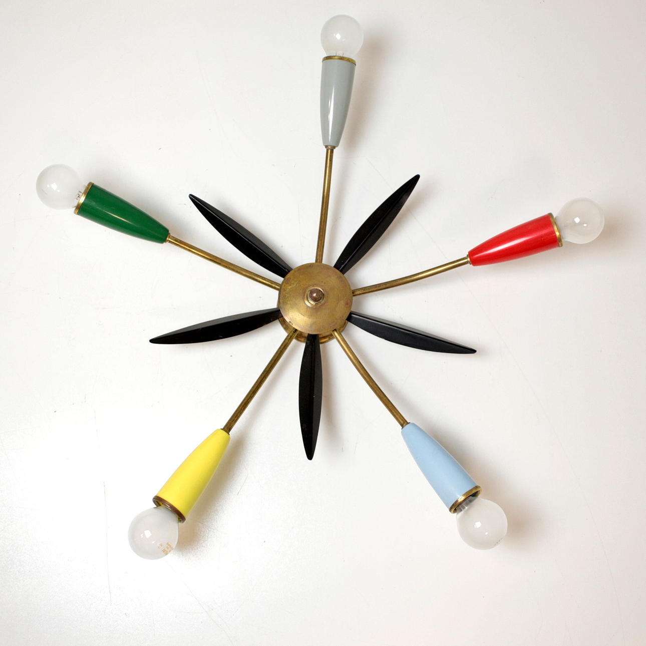 "Sputnik" loftslampe fra 1950'erne.