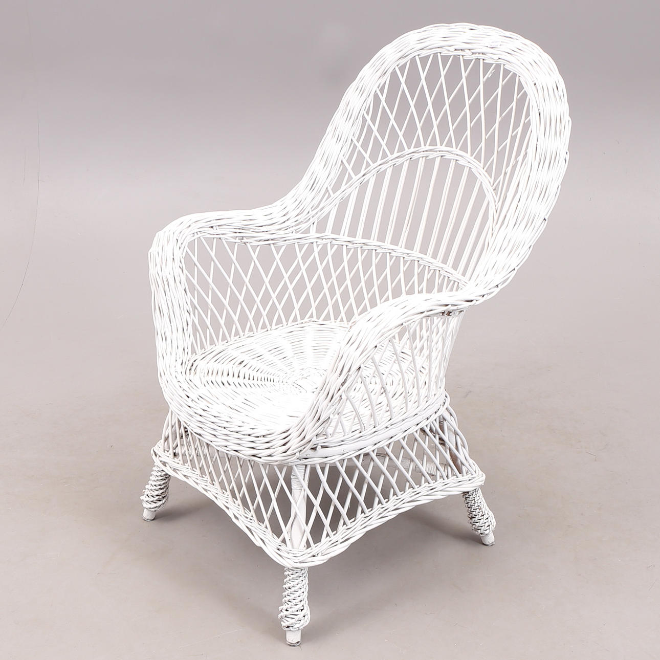 ROTTINGFÅTÖLJ, vitmålad, 1900-talets andra hälft.