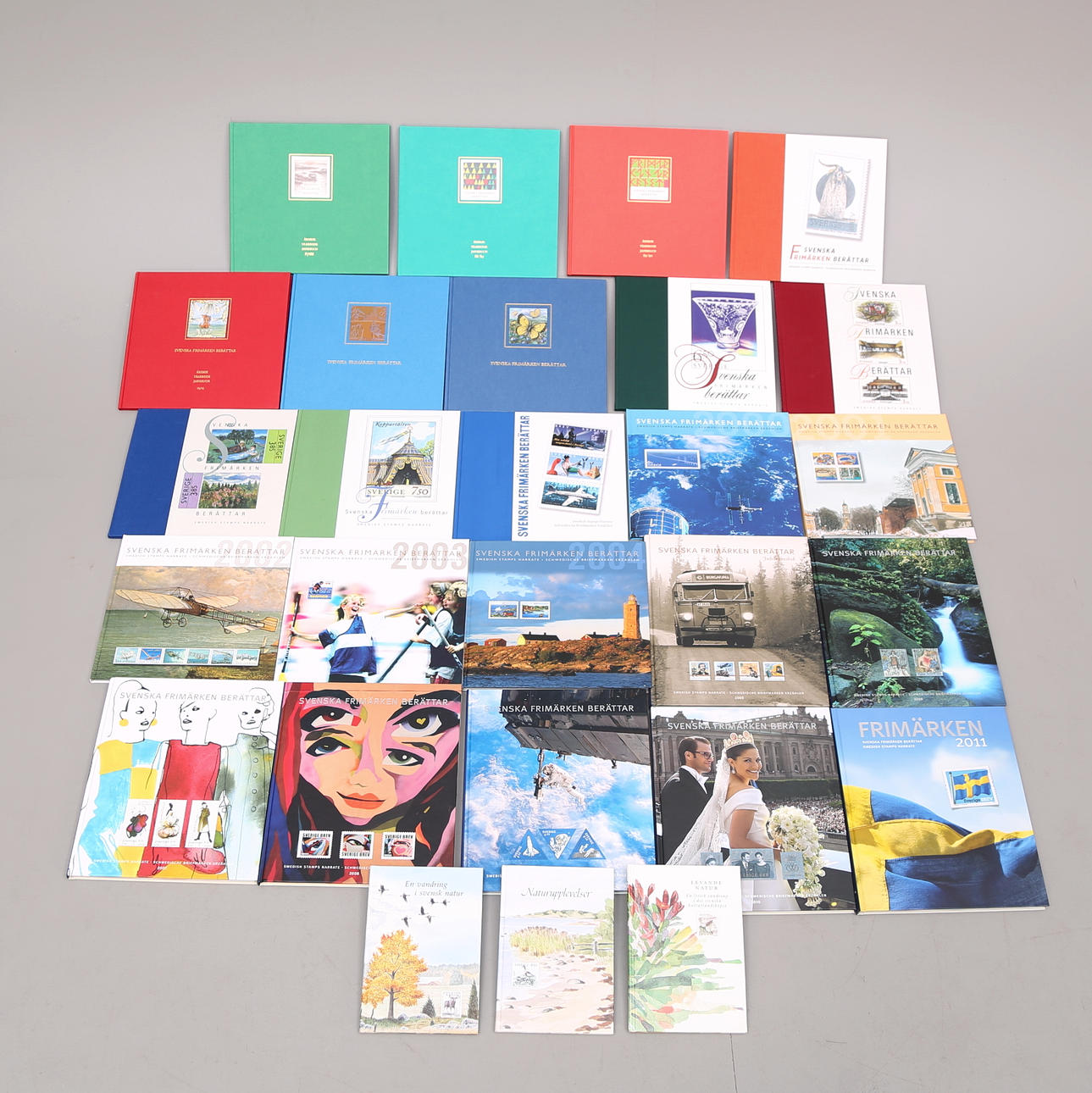 FRIMÄRKSBÖCKER, 24 band, Svenska frimärken berättar, nominellt värde ca 11000 kr.