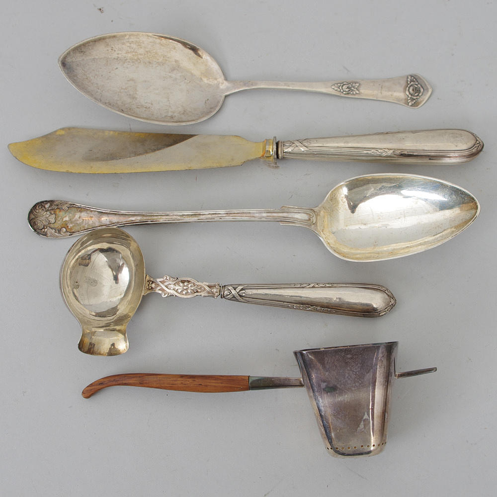 SERVERINGSBESTICK, 5 delar, svenskt och utländskt silver.