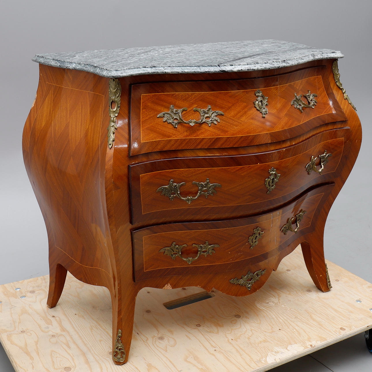 BYRÅ, ROKOKOSTIL, 1900-TALETS BÖRJAN.