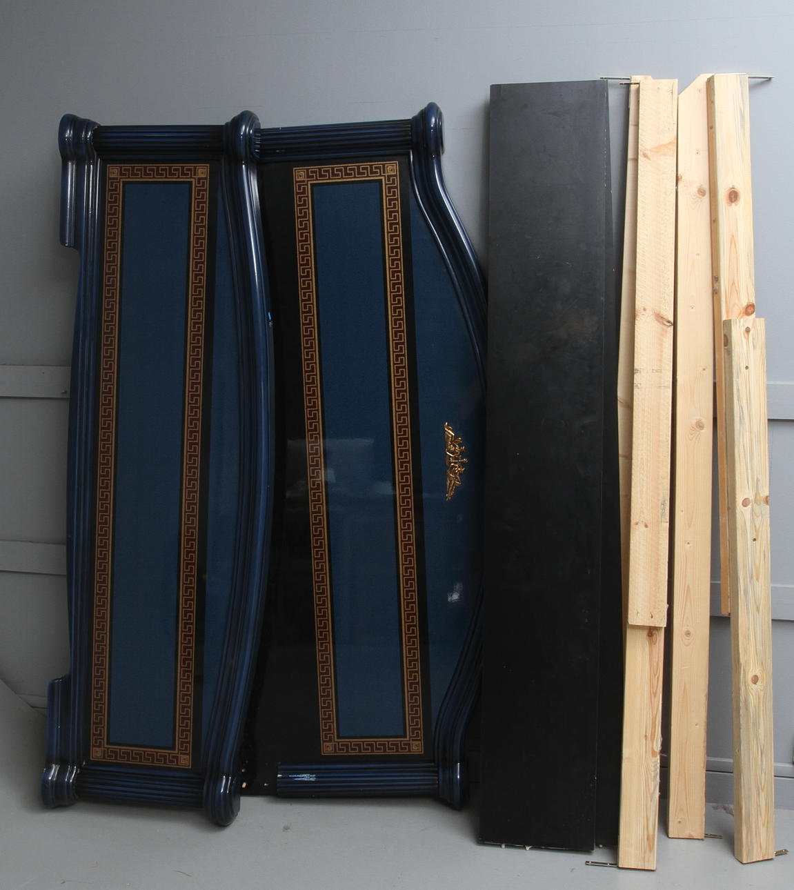 SÄNGSTOMME, NATTDUKSBORD, 1 par, Versacestil, 2000-tal.