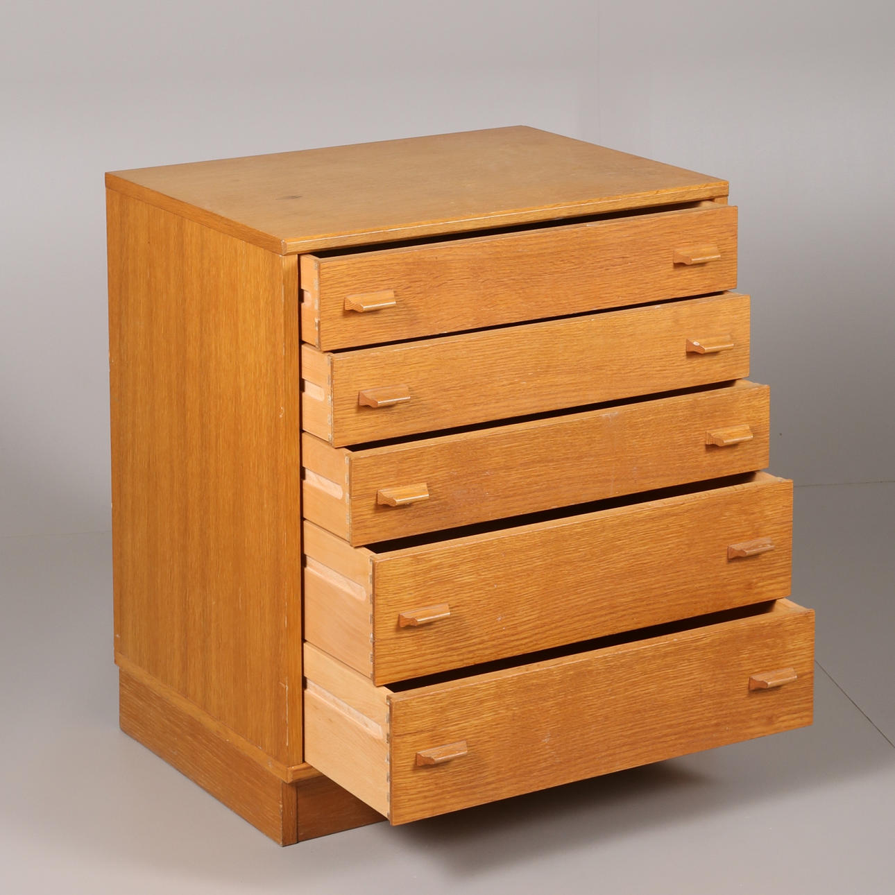 HURTS, med lådfronter i massiv ek, 1990-tal.