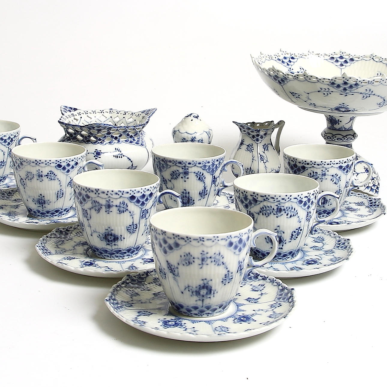 KAFFESERVIS, 18 delar, porslin. Musselmalet, helblond. Royal Copenhagen.