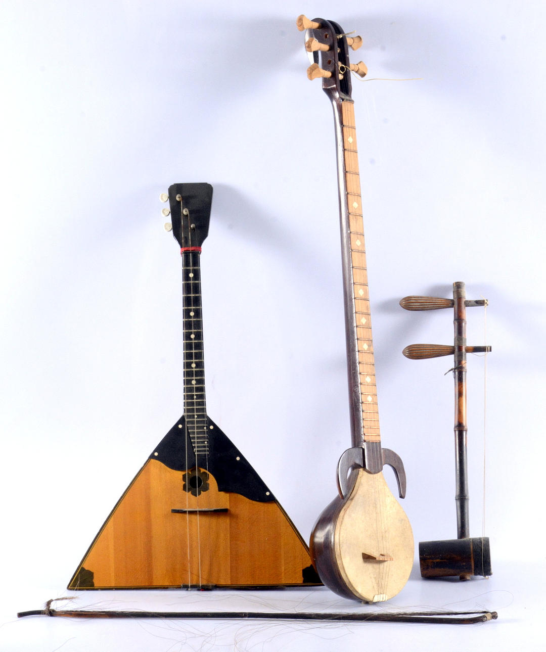 STREICHINSTRUMENTE, 3 Stk., 1900er Jahre.