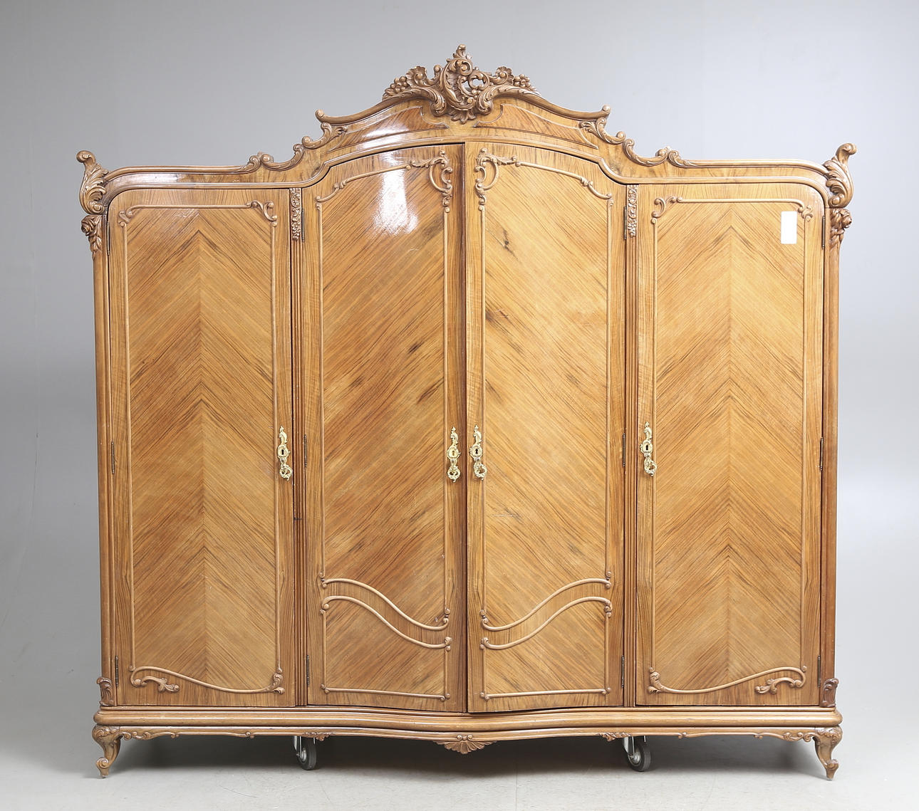 GARDEROBSKÅP, rokokostil, 1900-talets första hälft.