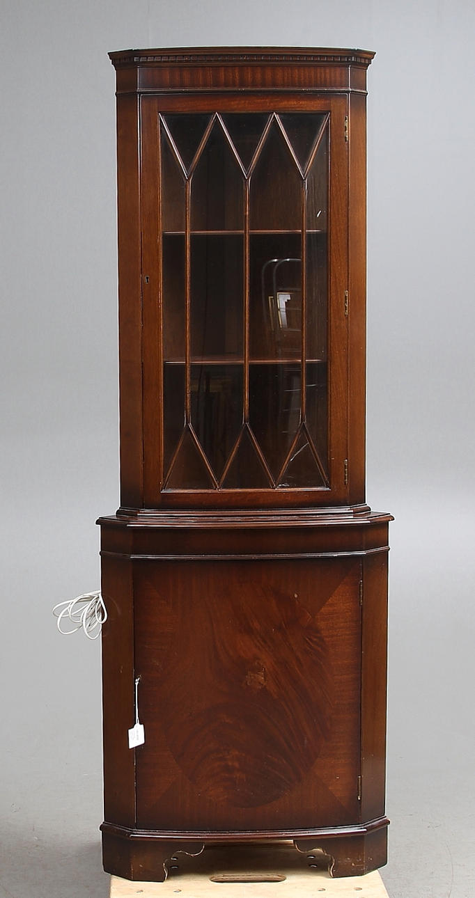 VITRINSKÅP, England, 1900-talets andra hälft.