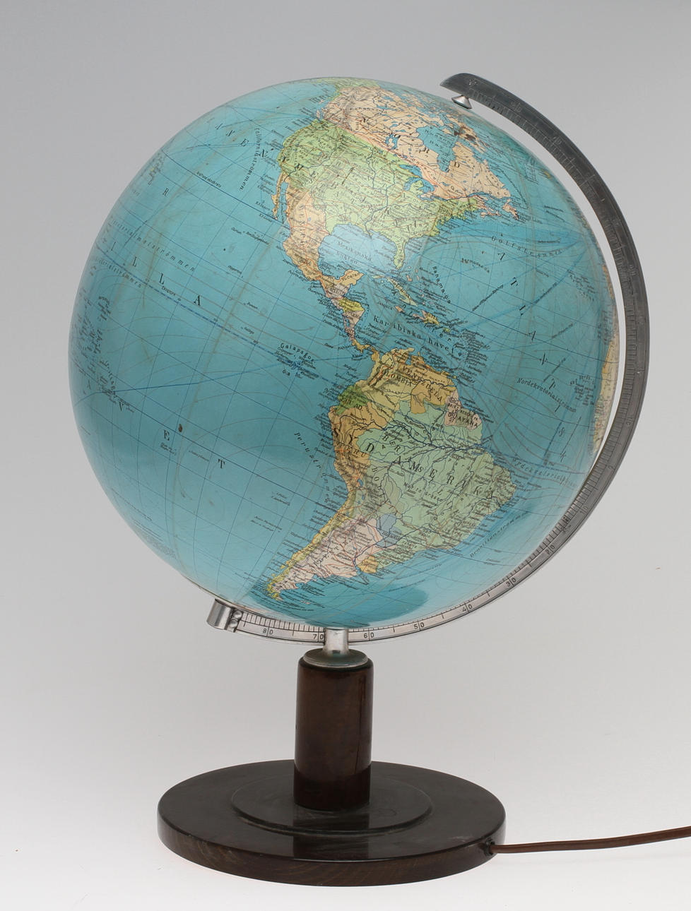 JORDGLOBSLAMPA, på träfot, 1900-talets mitt.