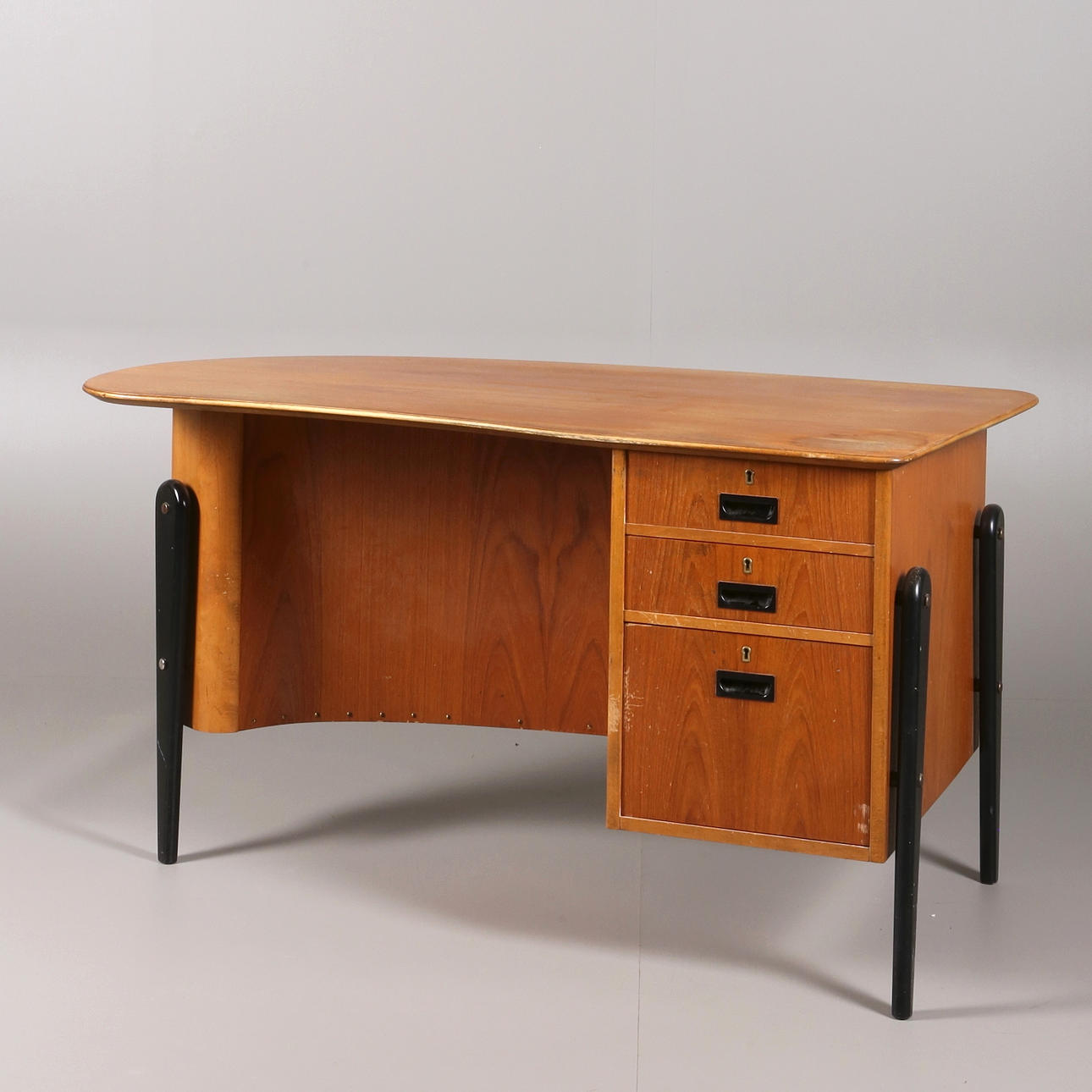 SKRIVBORD, oregelbunden form, teak, 1960-tal.