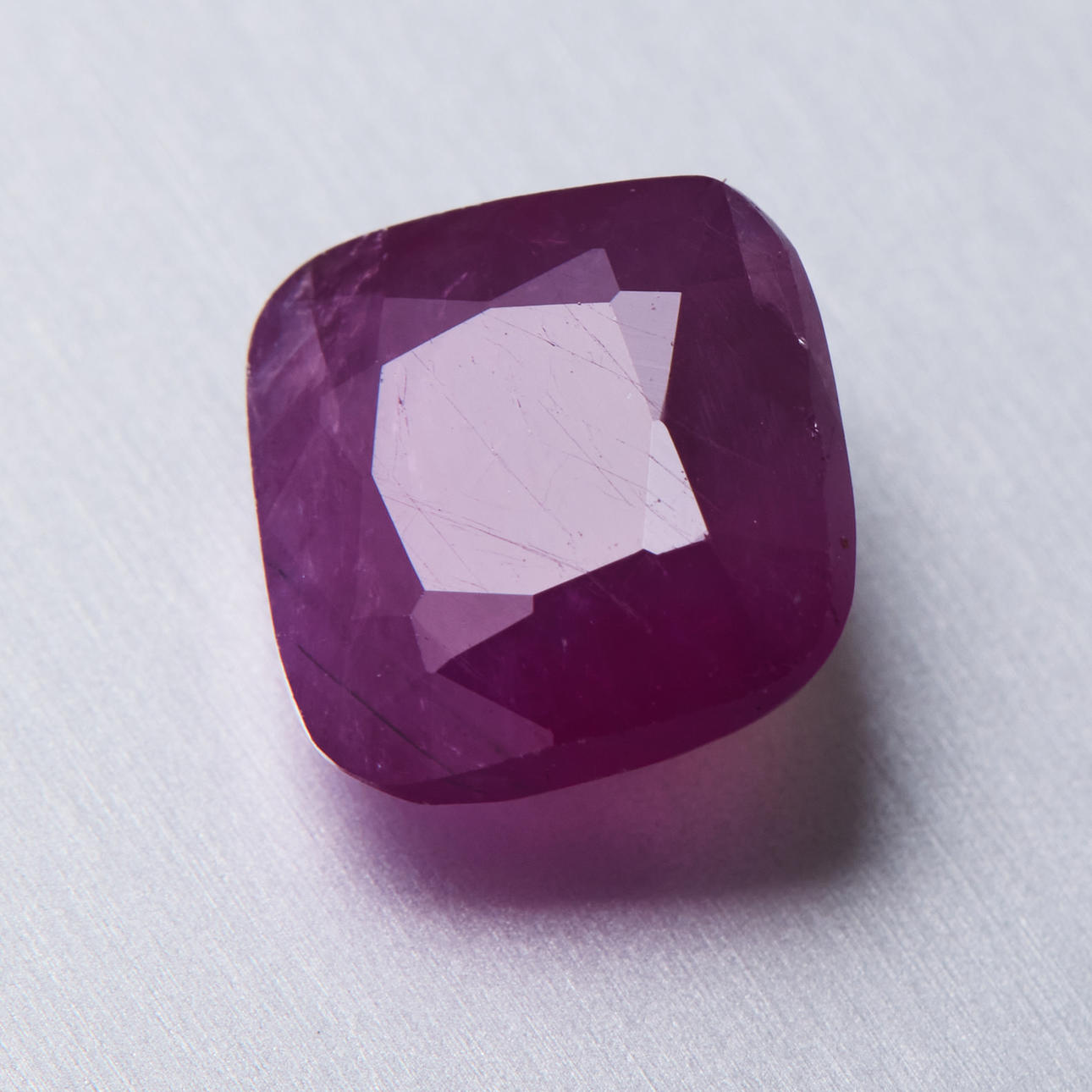 RUBIN, oinfattad, 2,65 ct, kuddslipad, röd med underton i blått.