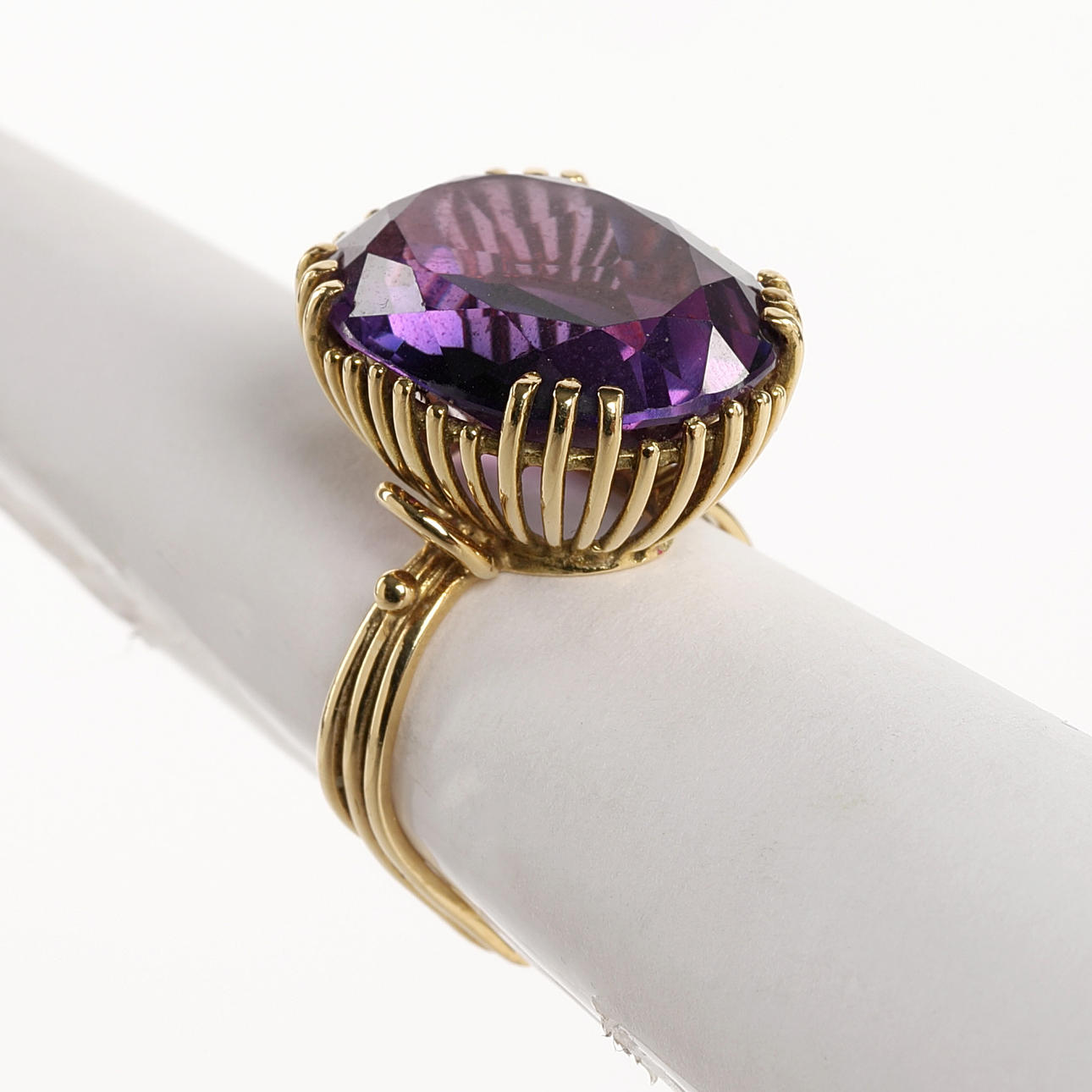 RING, 18 karat guld, lilla sten.