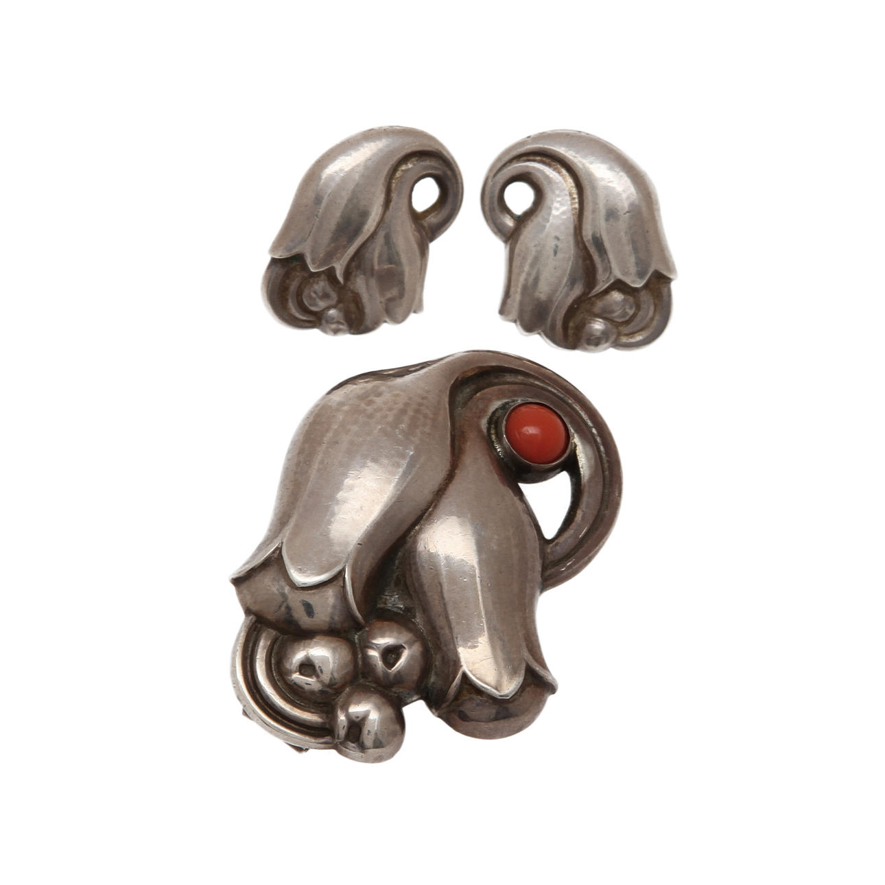 BROSCH och ÖRHÄNGEN, 1 par, sterlingsilver, designnr 100 och 100B. Georg Jensen.