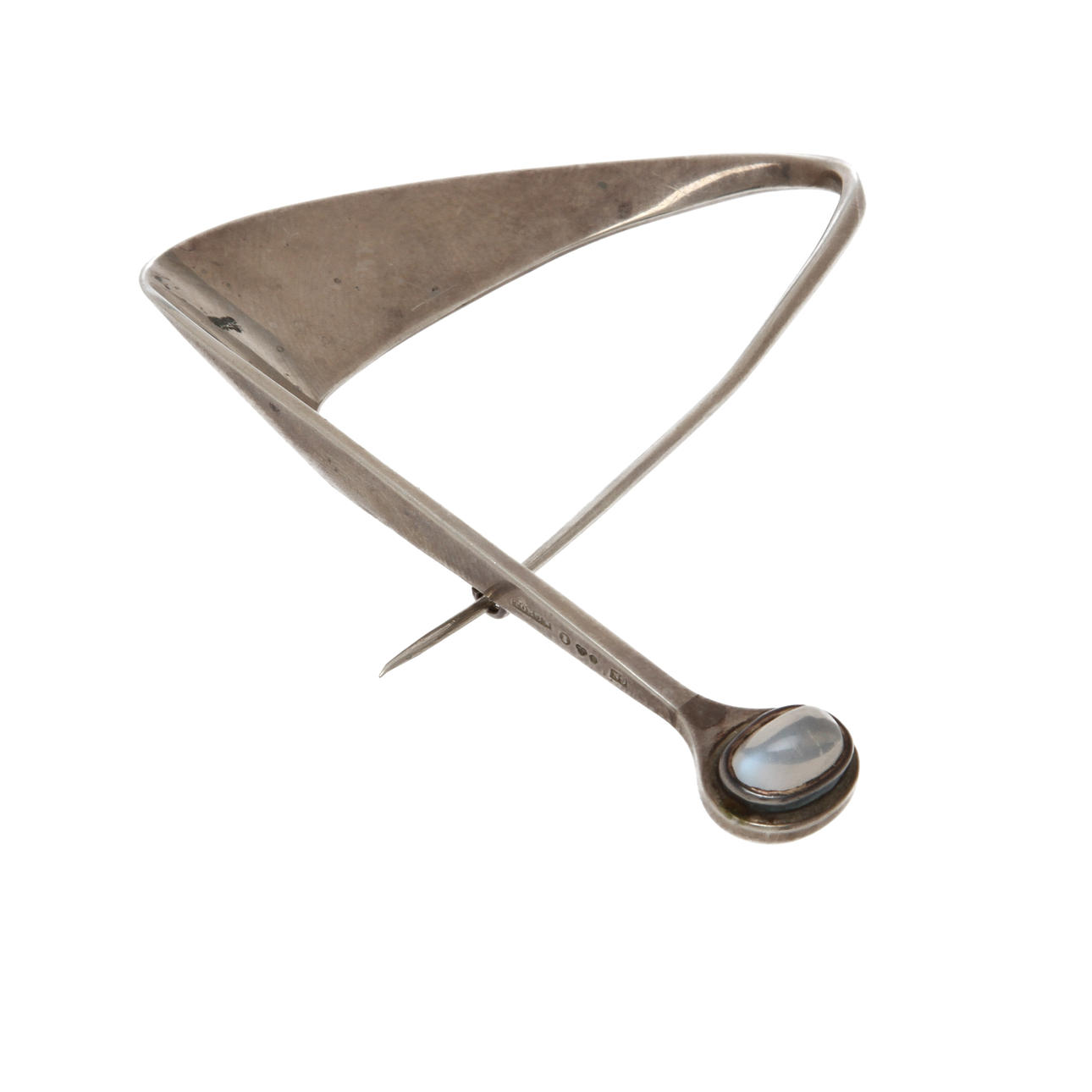 VIVIANNA TORUN BÜLOW  HÜBE. Brosch, silver med månsten. Stockholm 1963.