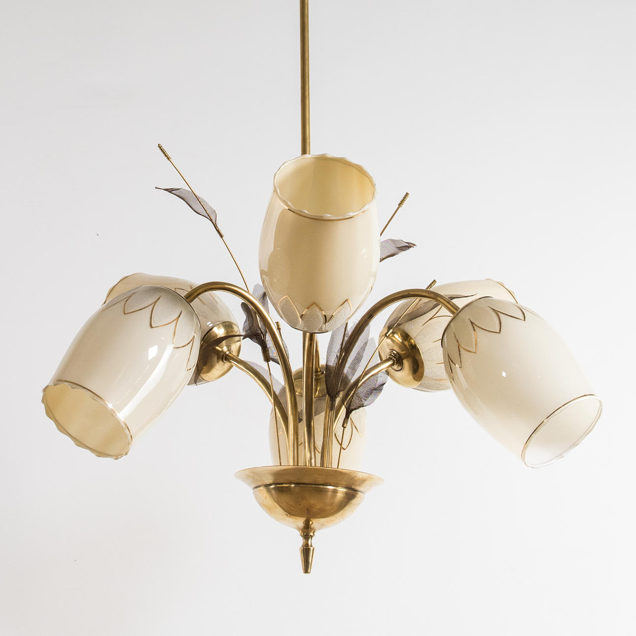 Lámpara de techo de latón.