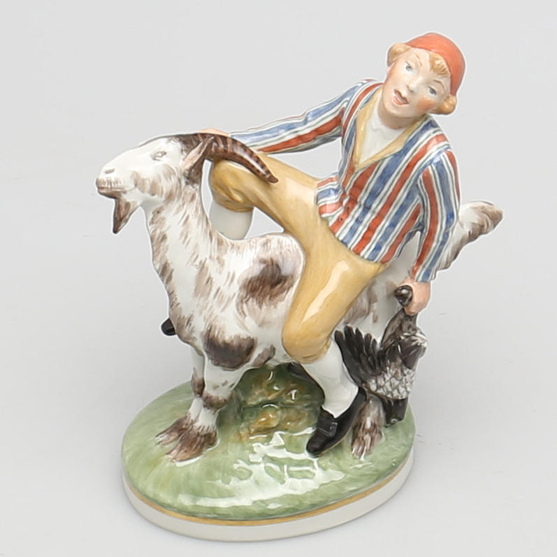 FIGURIN i porslin. "Dummerjöns på sin get". Royal Copenhagen, Danmark.