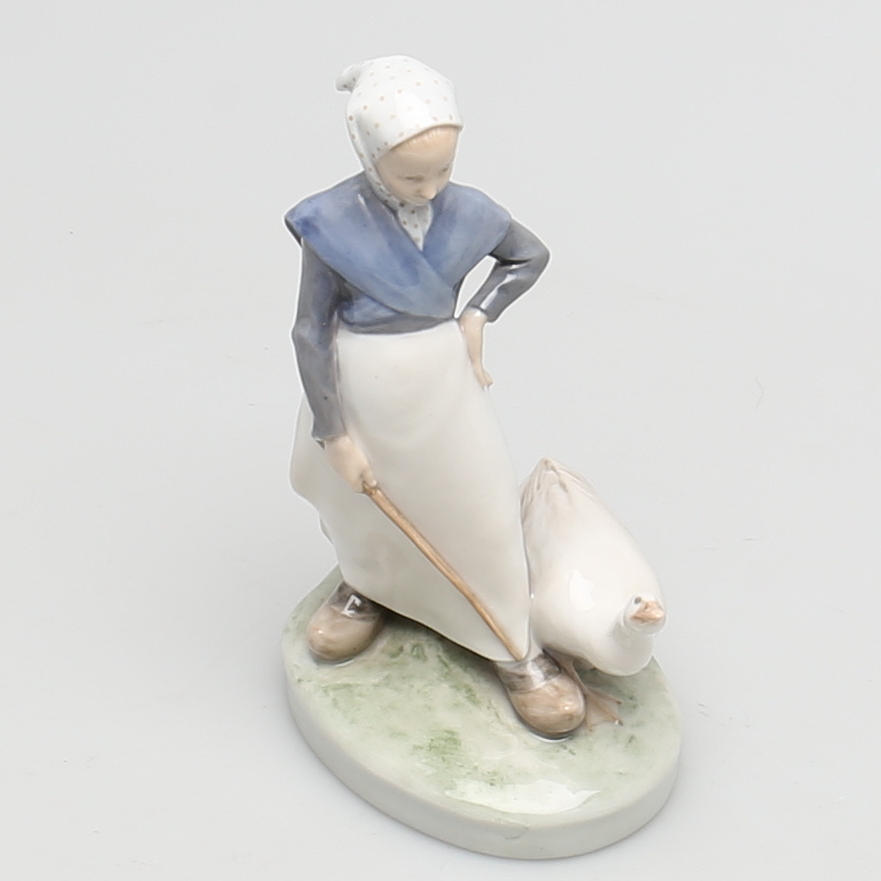 FIGURIN i porslin, Flicka med gås. Royal Copenhagen, Danmark.