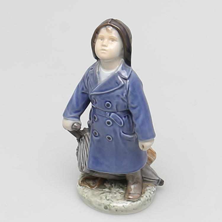 FIGURIN i porslin. "Pojke med paraply". Royal Copenhagen, Danmark.