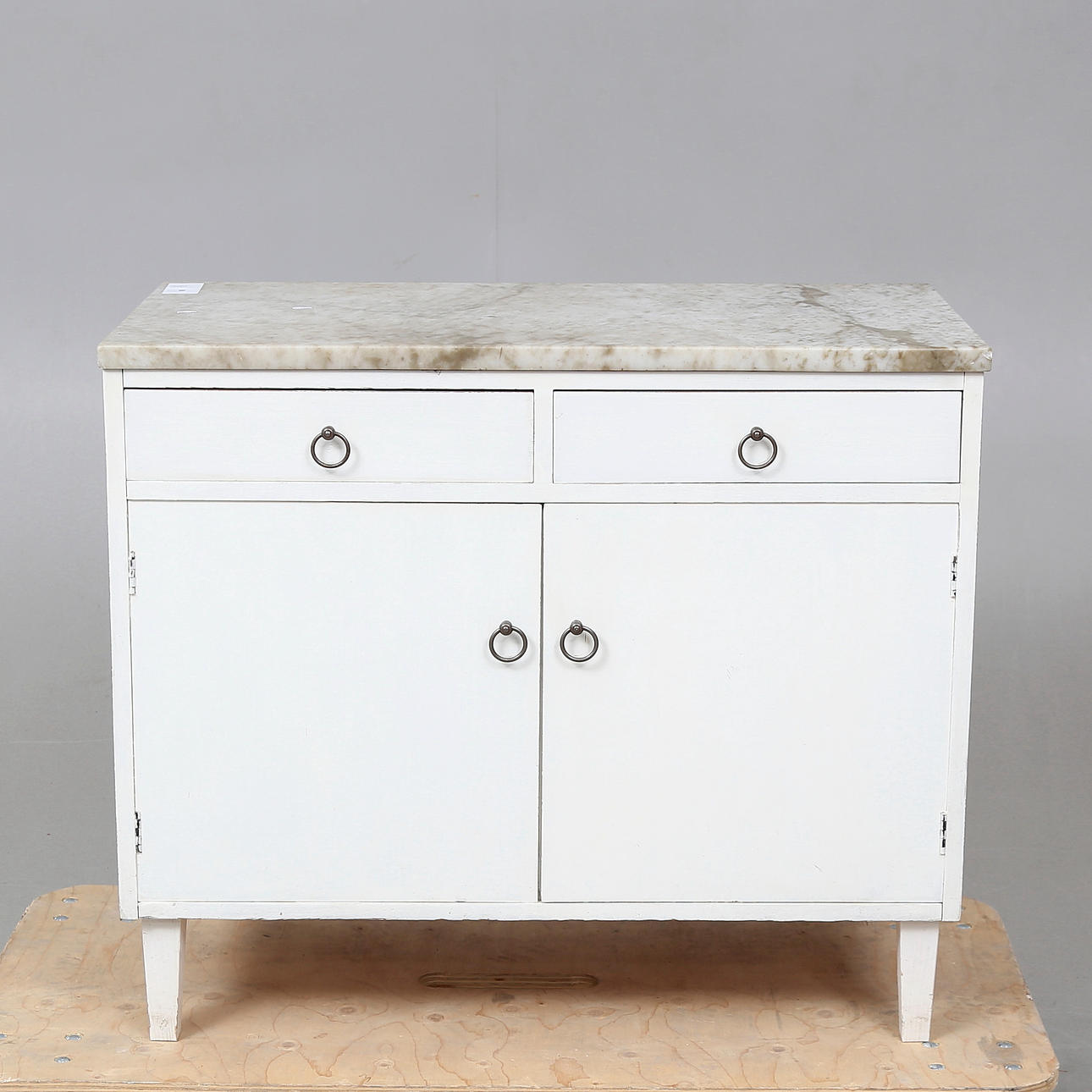 SKÄNK med stenskiva.