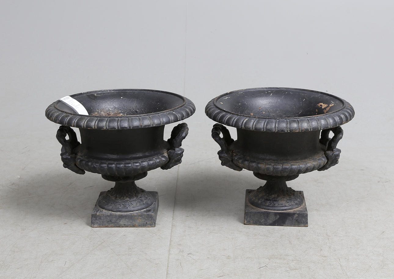 TRÄDGÅRDSURNOR, ett par, gjutjärn,"nr. 1", troligen Husqvarna, tidigt 1900-tal.