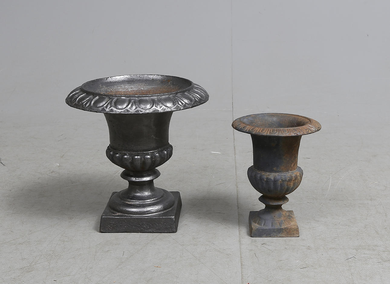 TRÄDGÅRDSURNOR, järn, 2 st, 1900-talets första hälft.
