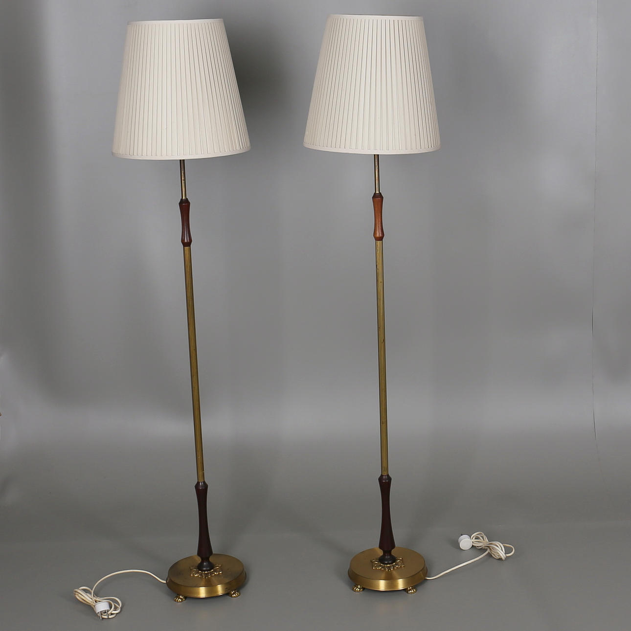 GOLVARMATUR I mässing/trä. 2 st. 1900-talets andra hälft.