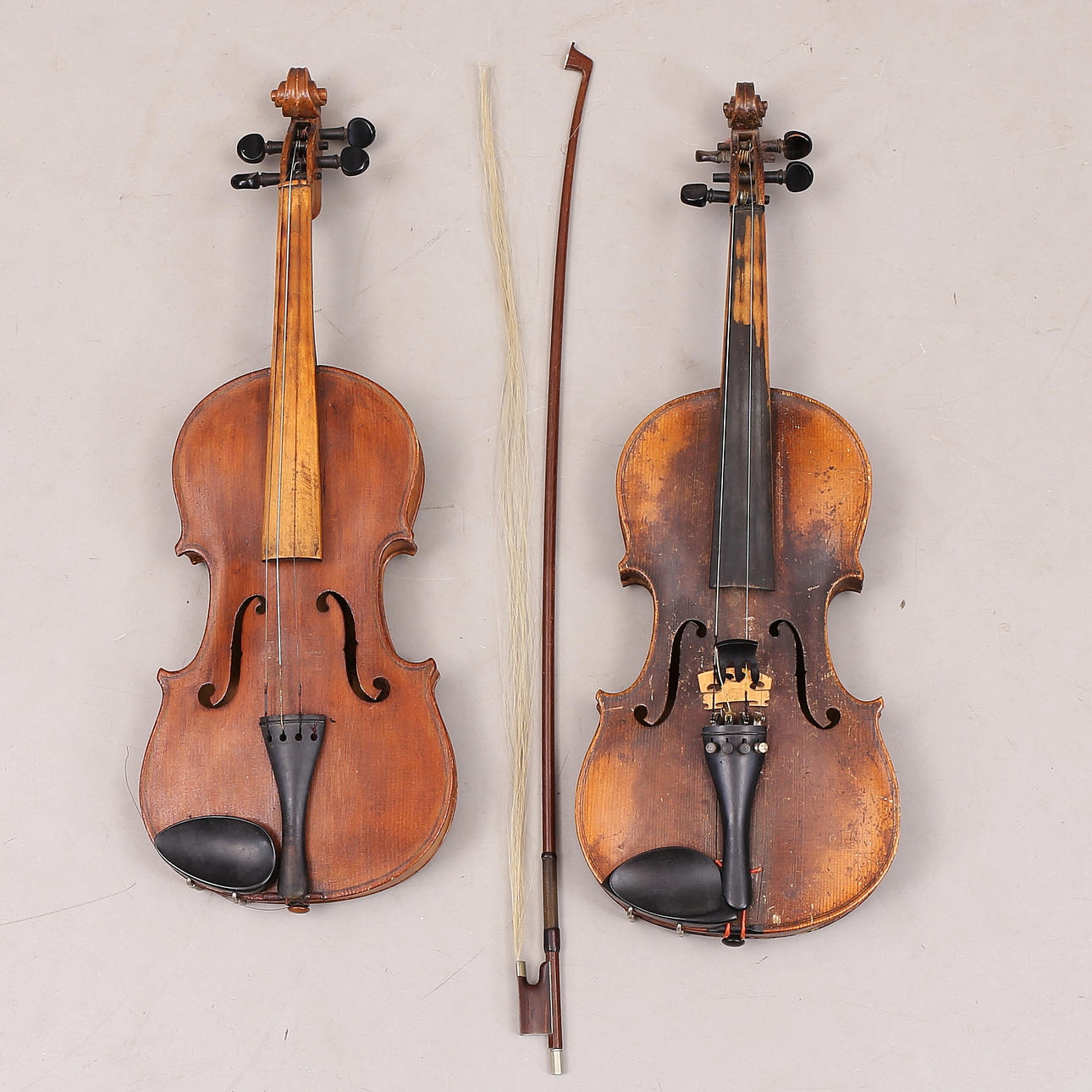 VIOLINES, 2 piezas, siglo XIX/XX.