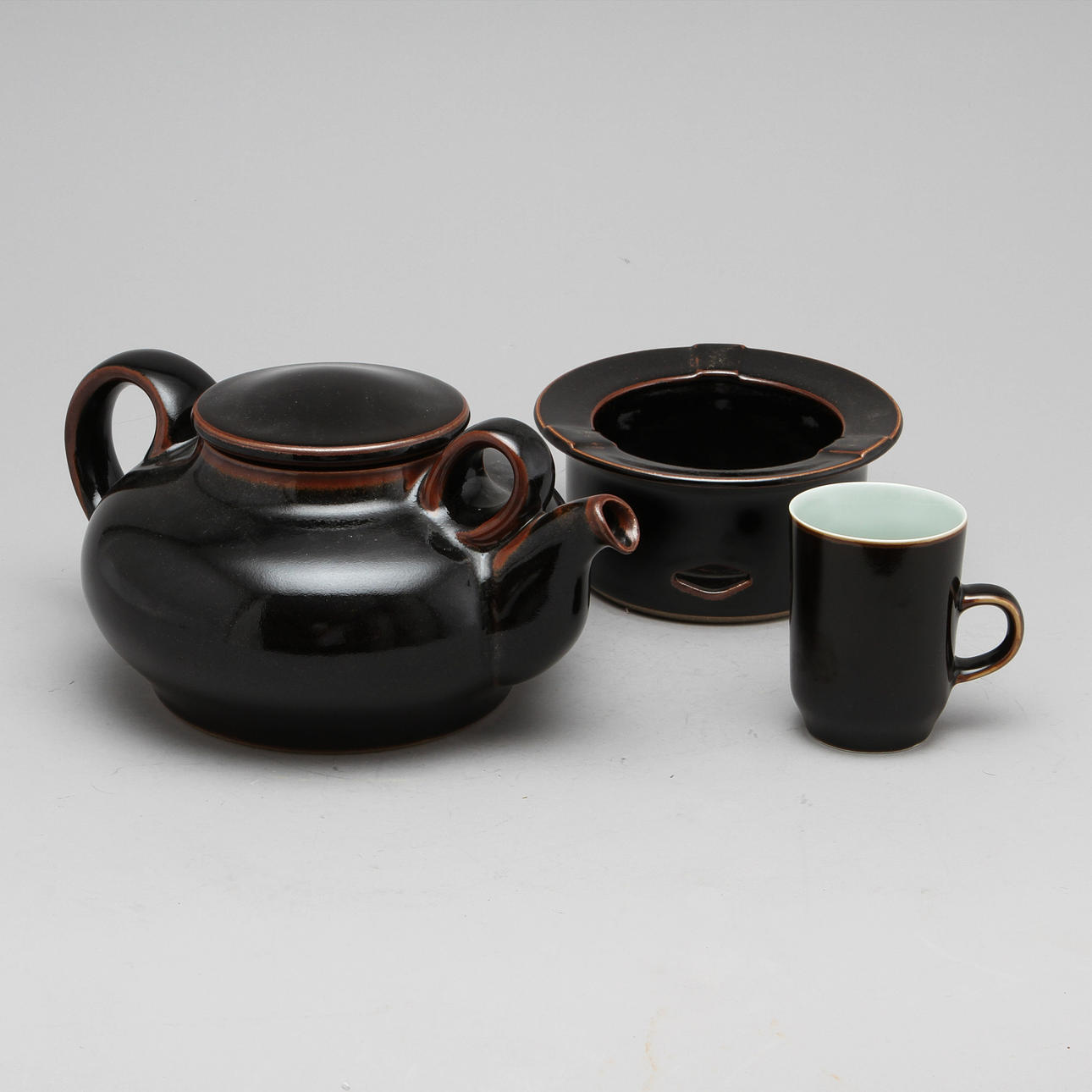 TEMUGGAR, 6 st och KANNA med RECHAUD, porslin och stengods. Bing och Gröndahl.