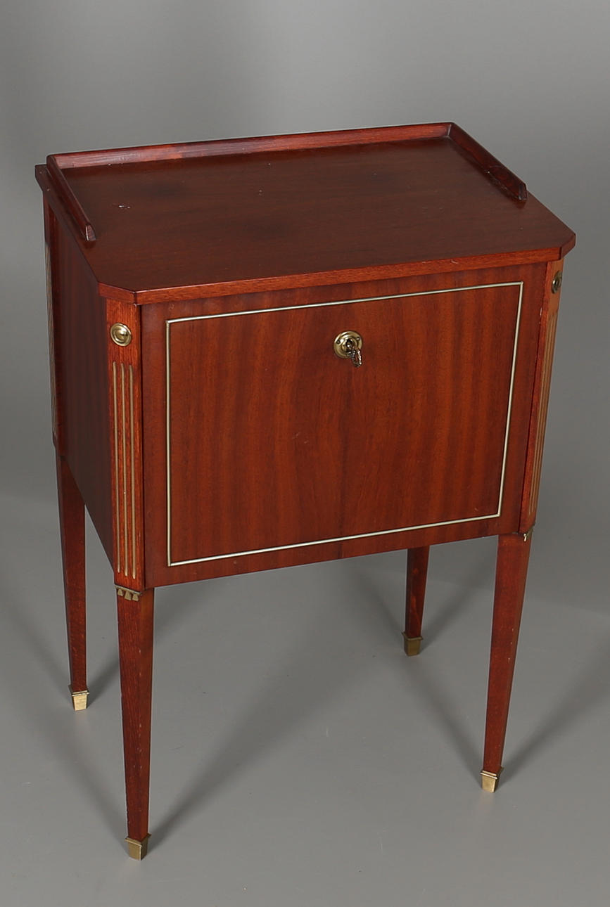 BYRÅ med pottskåpslucka. Sengustaviansk stilkopia. 1900-talets senare hälft.