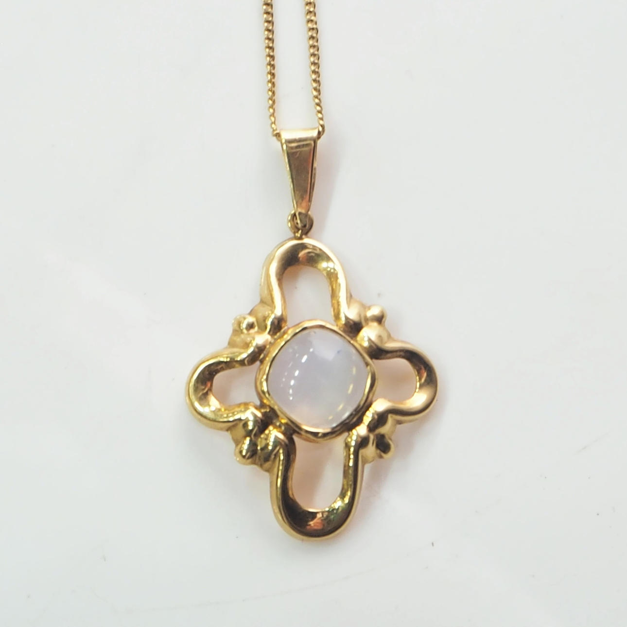 KETTE MIT ANHÄNGER (weißer Stein), 18K, 4,15 g.