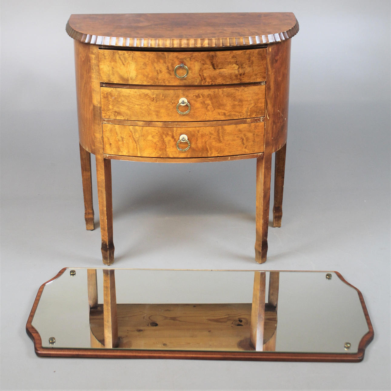 Eteisen kalusteet peilillä.