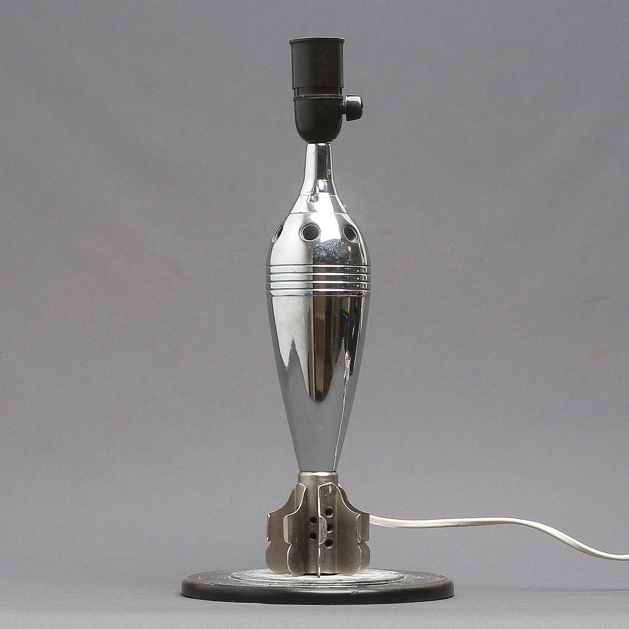 LÁMPARA DE MESA, en forma de granada, siglo XX.