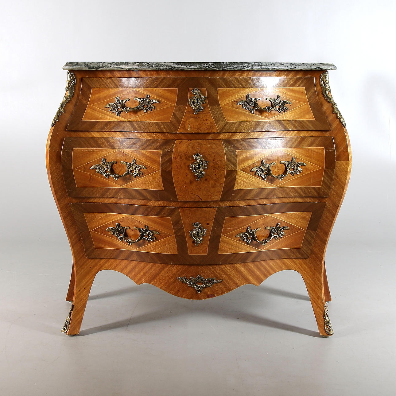 BYRÅ, rokokostil. 1900-talets andra hälft.