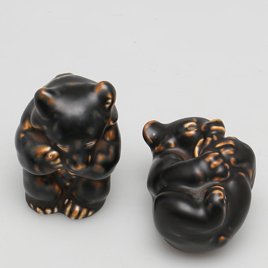 FIGURIN i porslin 2 st. Björnar. Royal Copenhagen, design Knud Kuhn.